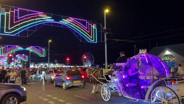 Lancashire Telegraph: Cars, chariots and pedestrians thronged the promenade.