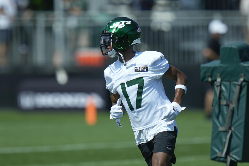 New York Jets WR Garrett Wilson gets first practice reps with QB Aaron  Rodgers