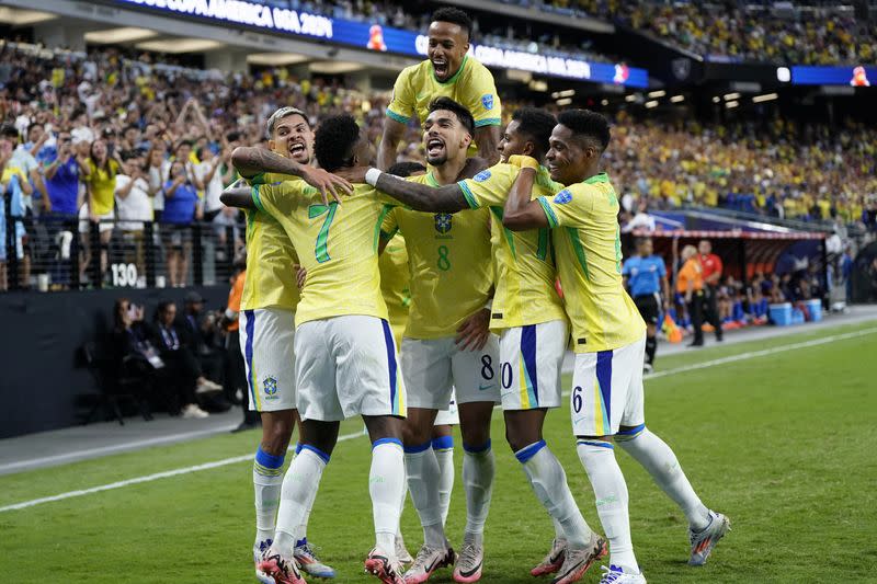 Jugadores brasileños festejan tras anotar uno de los cuatro goles con los que ganaron a Paraguay en la Copa América