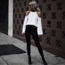 <p>La <em>influencer</em> Mary Lawless Lee nos propone combinar dos tendencias para conseguir un look 10 de oficina: el <em>black and white</em> + escote ‘Bardot’. (Foto: Instagram / <a rel="nofollow noopener" href="https://www.instagram.com/happilygrey/" target="_blank" data-ylk="slk:@happilygrey;elm:context_link;itc:0;sec:content-canvas" class="link ">@happilygrey</a>). </p>