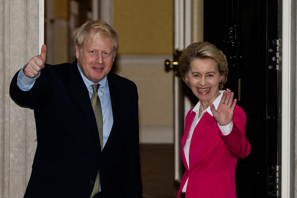 LONDON, UNITED KINGDOM - JANUARY 08, 2020: British Prime Minister Boris Johnson (L) welcomes the European Comission President Ursula von der Leyen (R) on the steps of 10 Downing Street ahead of their meeting on 08 January, 2020 in London, England. The meeting is set to open talks on Britain's post-Brexit trade deal with the EU ahead of the formal negotiations which will start once the 11-month transition period begins in February.- PHOTOGRAPH BY Wiktor Szymanowicz / Barcroft Media (Photo credit should read Wiktor Szymanowicz / Barcroft Media via Getty Images)