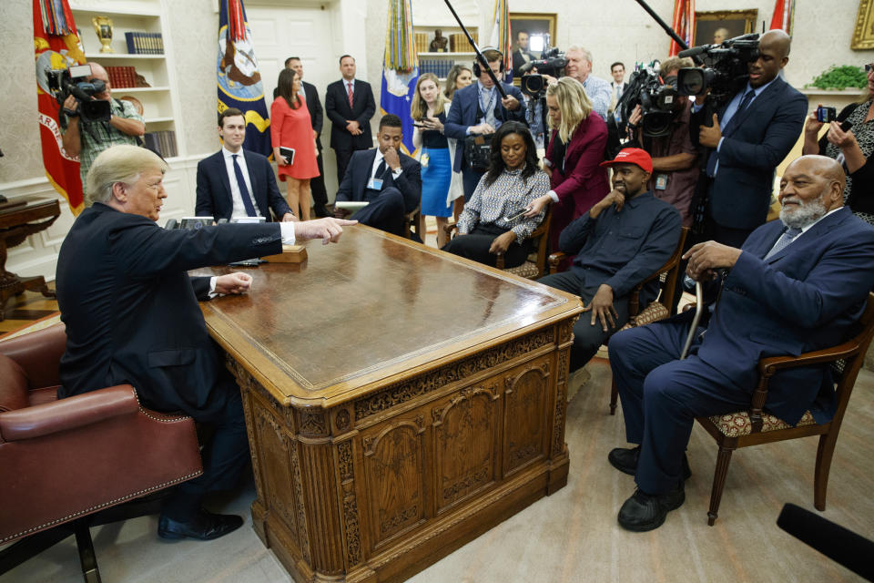 En esta foto del 11 de octubre de 2018, el presidente Donald Trump, a la izquierda, recibe al rapero Kanye West, sentado con la gorra roja, en la Casa Blanca, en Washington. (AP Foto/Evan Vucci, Archivo)