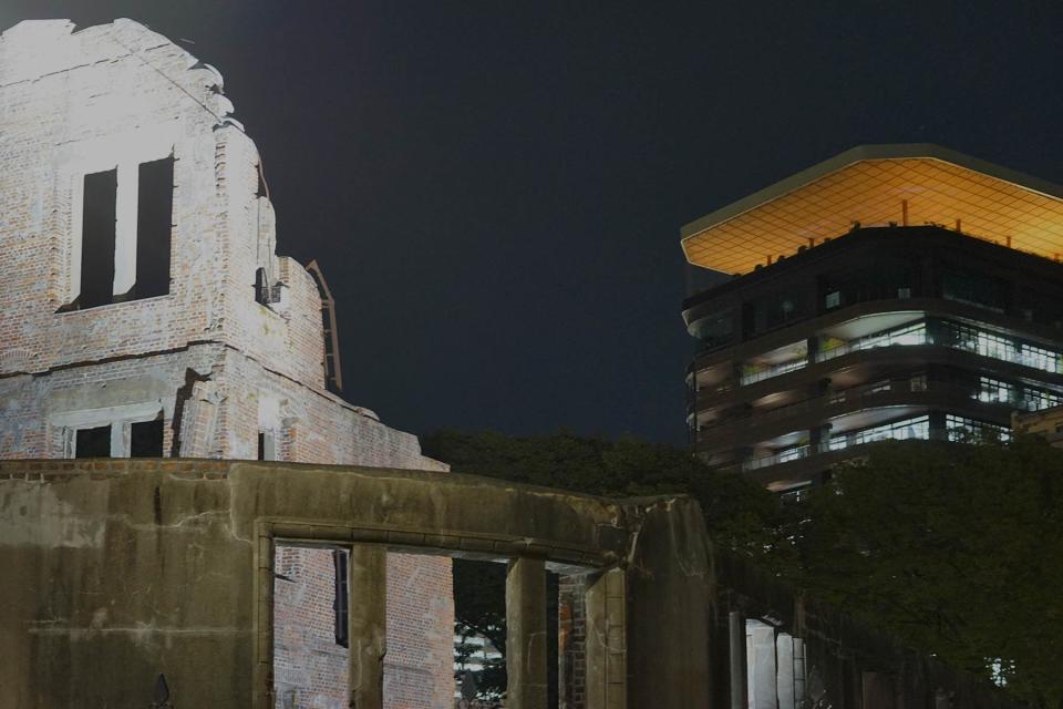 夜晚的原爆DOME與照看的紙鶴塔。圖片來源：Shin Huang