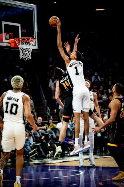 圖說：NBA本梯菜鳥發揮如何？狀元郎萬班亞馬（1號）還是很具宰制力！（photo from San Antonio Spurs Official Facebook）