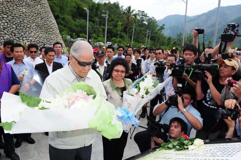 向228罹難者獻花致意。   圖：擷自陳菊臉書