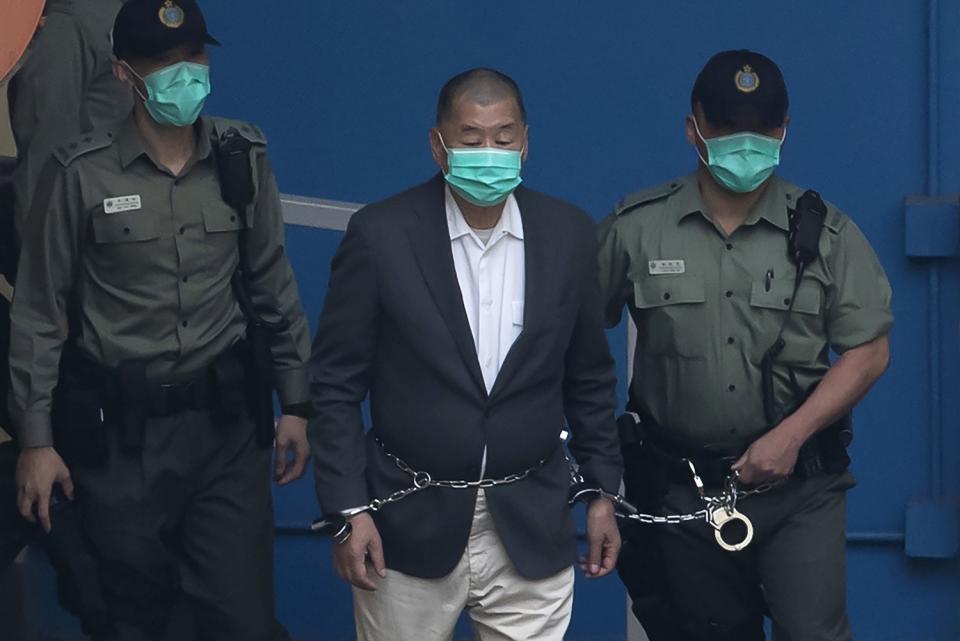 香港《壹傳媒》創辦人黎智英（中）遭控涉嫌違反《港版國安法》，被關押超過1000天。   圖：達志影像資料照 / 美聯社