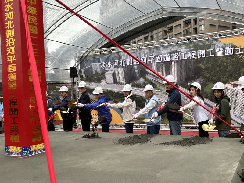 淡北道路開工典禮  侯友宜出席 「淡水河北側沿河平面道路工程」開工暨動土典禮2 日舉行，內政部次長吳堂安（左2起）、國民黨立委 洪孟楷與新北市長侯友宜出席，侯友宜表示，118年6 月30日一定要完工，「一天都不能等」。 中央社記者高華謙攝  113年2月2日 