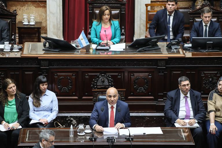 Juan Manzur responde preguntas en la Cámara de Diputados