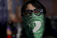 Una activista en favor del aborto usa un icónico pañuelo verde durante una protesta que apoya su despenalización afuera del Congreso en medio de una cuarentena para bajar la curva del contagios del nuevo coronavirus en Buenos Aires, Argentina, el jueves 28 de mayo de 2020. (AP Foto/Natacha Pisarenko)