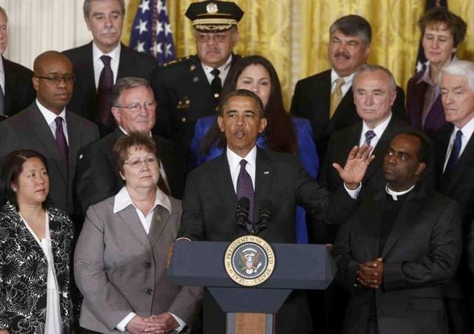 Barack Obama anunciando la acción ejecutiva que crearía la Acción Diferida para los Llegados en la Infancia (DACA) el 15 de junio de 2012. Gabriela Pacheco está de pie detrás de él, de azul.