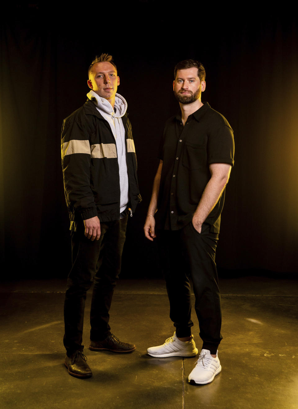 Clayton Knight, izquierda, y Harrison Mills de ODESZA posan para un retrato en Angel of the Winds Arena el 18 de julio de 2022 en Everett, Washington. (Foto AP/Lindsey Wasson)