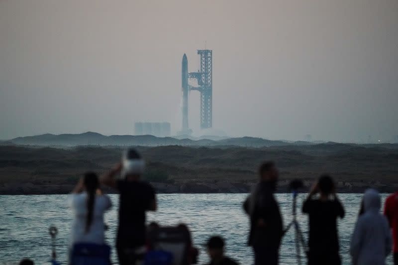 La nave de nueva generación Starship de SpaceX despegará de la plataforma de lanzamiento, cerca de Brownsville