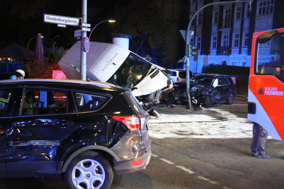 Ein Chaosfahrer hat in Steglitz mehrere Unfälle provoziert und dabei mehrere Menschen verletzt. erst als sein Transporter umstürzte, war die Fahrt zu Ende.<span class="copyright">Thomas Peise</span>