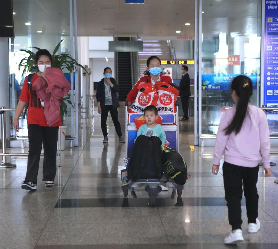 <span class="caption">Vietnamese nationals arrive at the Hanoi airport after fleeing Ukraine on March 8, 2022.</span> <span class="attribution"><span class="source">(AP Photo/Hau Dinh</span></span>