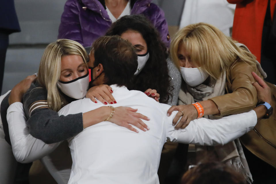 Nadal acude a la grada para celebrar con su familia la victoria. (AP Foto/Christophe Ena)