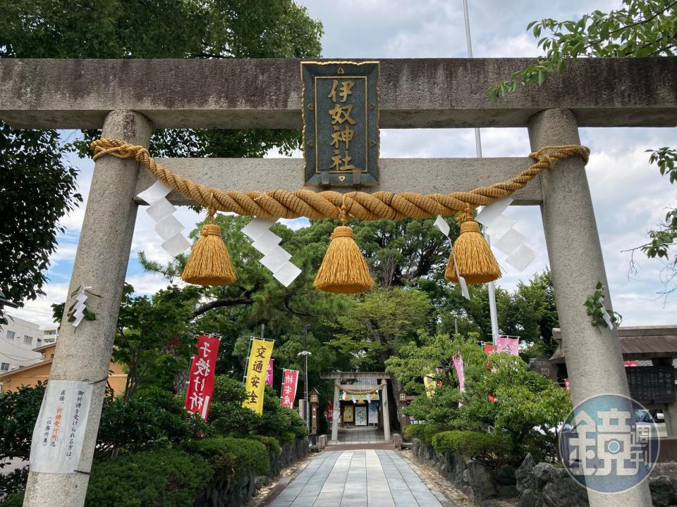 伊奴神社正門。