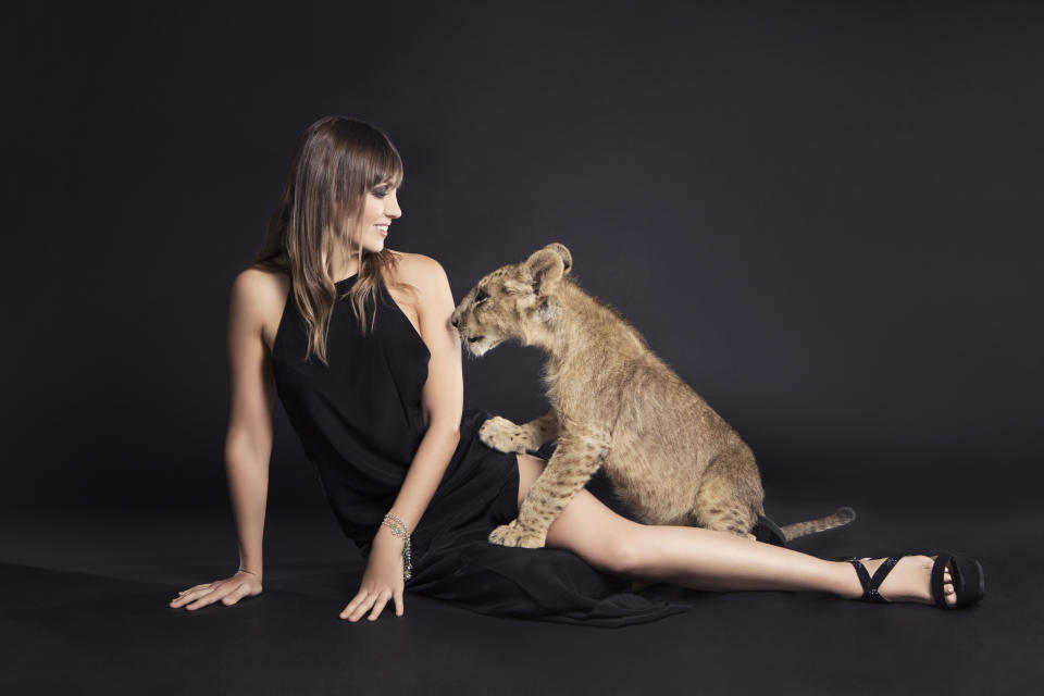 Selbst im Fotostudio lässt sie wilde Tiere hautnah an sich heran, auch wenn diese Löwin aus einem Zoo in Dubai im Wesentlichen zahm war.