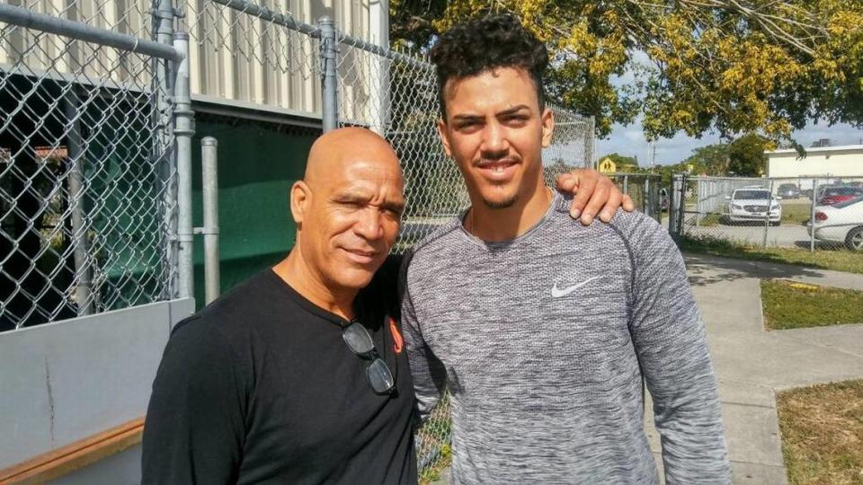 Foto de archivo. Lázaro Vargas con su hijo Miguel Antonio en un gimnasio de Hialeah.