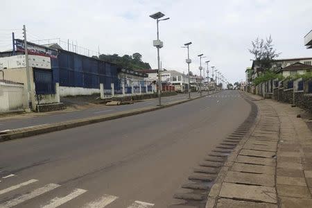 An empty street is seen at the start of a three-day national lockdown in Freetown September 19, 2014. REUTERS/Umaru Fofana