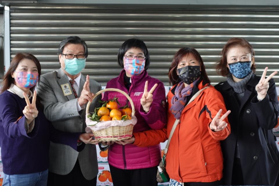 《圖說》湯富龍捐贈新北市實物銀行3,500斤柑橘，由社會局長張錦麗代表接受。〈客家局提供〉