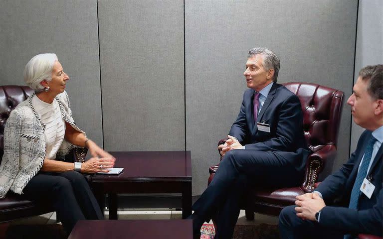 Macri y Dujovne, junto a la directora gerente del FMI, Christine Lagarde, ayer, en Nueva York