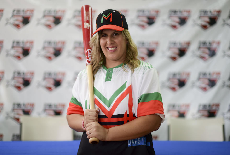 La primera base e integrante de la selección nacional de béisbol de mujeres de Puerto Rico, Diamilette Quiles Alicea, posa en su presentación como la primera jugadora en firmar con los Montañeses de Utuado, uno de los equipos de la Liga Superior Doble A, en San Juan, Puerto Rico, el jueves 16 de mayo de 2019. (AP Foto/Carlos Giusti)