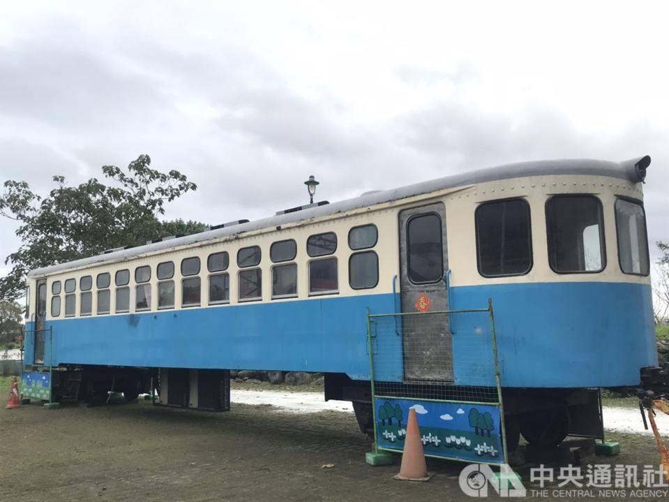 原本放置在台北車站後站懷舊廣場的「東線小叮噹」柴油客車，經花蓮吉安鄉公所爭取，已經悄悄放置在花蓮櫻花鐵道公園，鄉公所正在規畫整修車體內外裝，預計趕在明年春節前開放。(中央社)