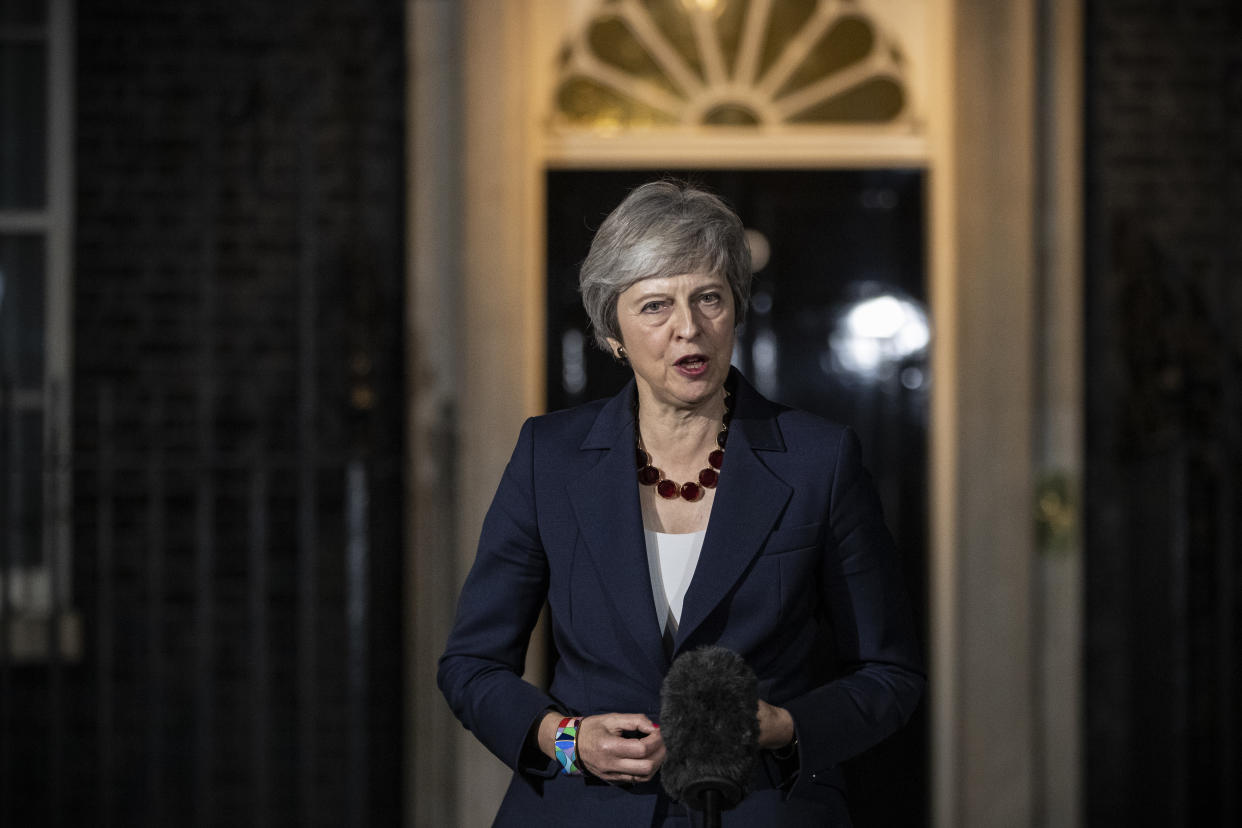 Vor Kurzem noch hatte Premierministerin May die Unterstützung ihres Kabinetts verkündet. Jetzt wird die Luft für sie dünner. (Bild: Getty Images/ Dan Kitwood)