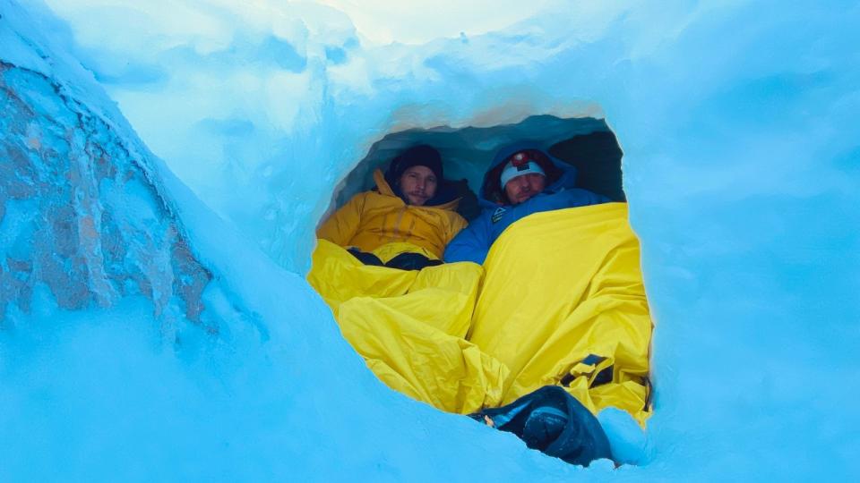 Sebastian Ströbel und Hans Honold übernachten in einer Schneehöhle - bei schlechten Wetterbedingungen ist das oft der letzte Ausweg, um nicht weiter aufsteigen zu müssen. Am Dachstein üben die beiden Abenteurer das Ganze. (Bild: ZDF / David Enge)