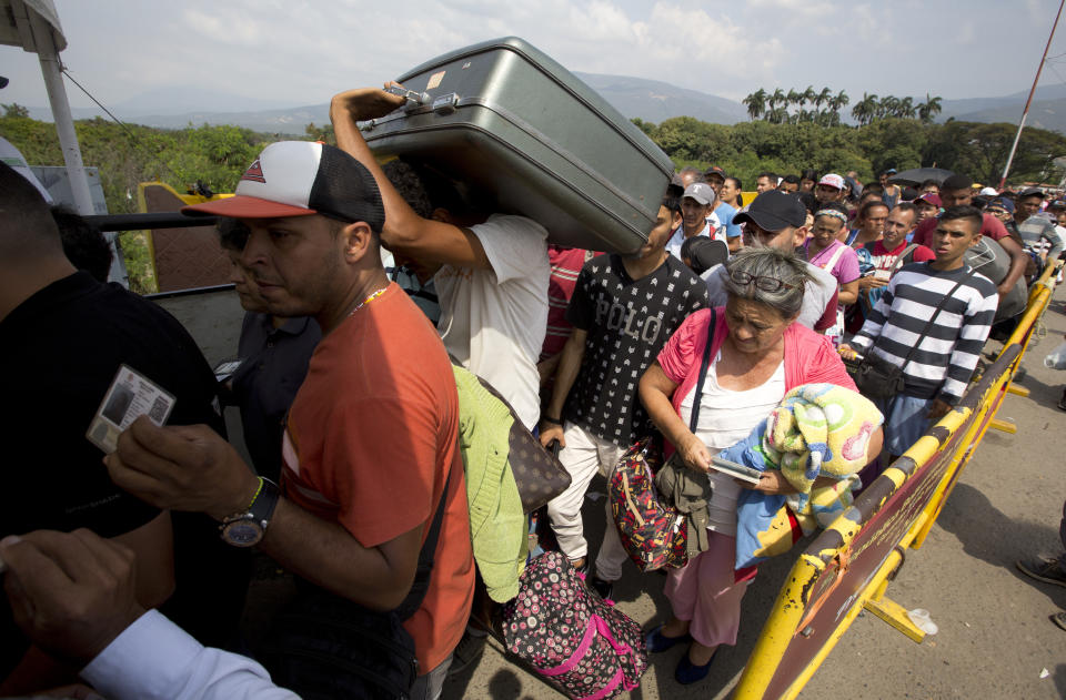 <p>Venezuelans cross the International Simon Bolivar bridge into Cucuta, Colombia on Feb. 21, 2018, as rising numbers of Venezuelans are fleeing in a burgeoning refugee crisis that could soon match the flight of Syrians from the war-torn Middle East. (Photo: Fernando Vergara/AP) </p>