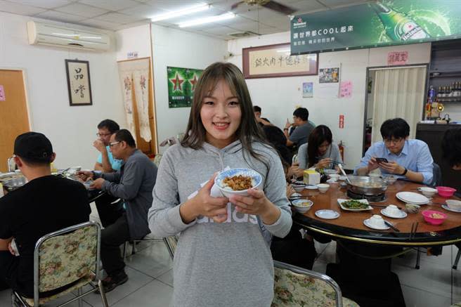 雲林小吃店挺韓國瑜，滷肉飯1碗只要1元。（張朝欣攝）