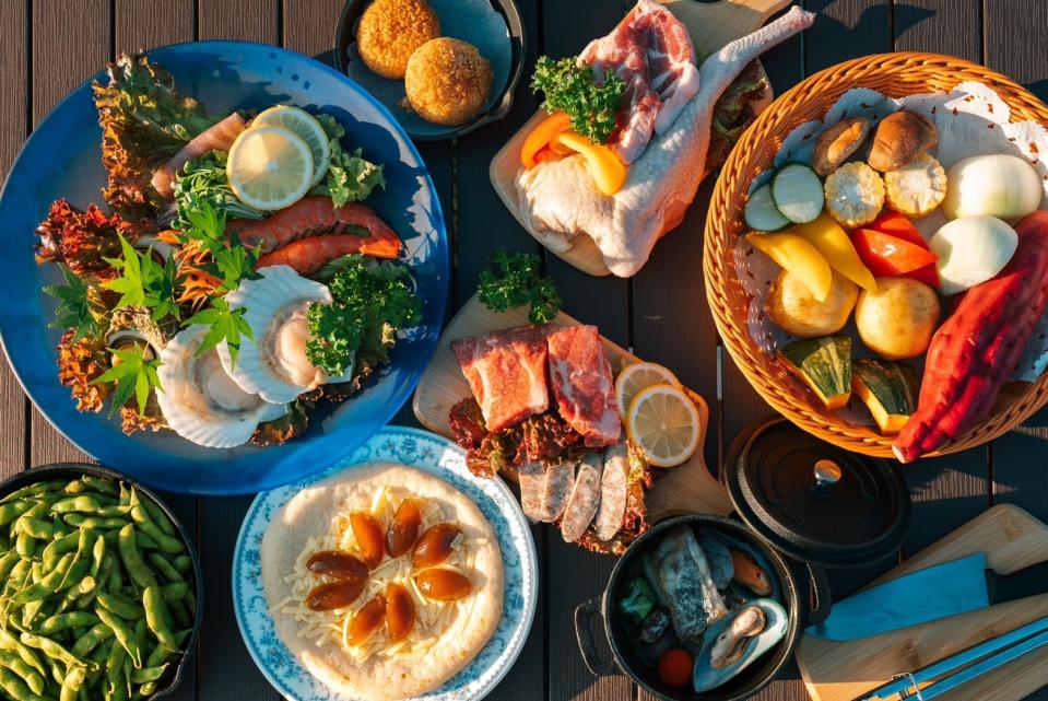 一泊二食的露營體驗，包含充滿秋田山海元素的美味食材。
