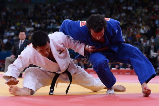 El judoca coreano Korea's Cho Jun-Ho (I) compite contra el español Sugoi Uriarte, este domingo en Londres. Uriarte que se quedó a las puertas de la final de -66 kg al perder en la semifinal con el húngaro Miklos Ungvari, antes de volver a perder ante el surcoreano Jun-Ho Cho en un combate por el bronce. (AFP | franck fife)