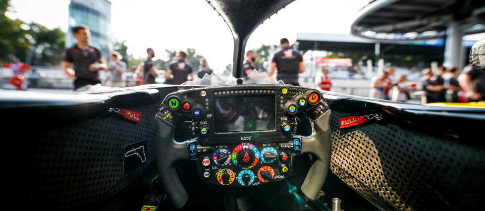 Dans le cockpit de la Ferrari VF 18 lors du Grand Prix de Monza en 2018.  
