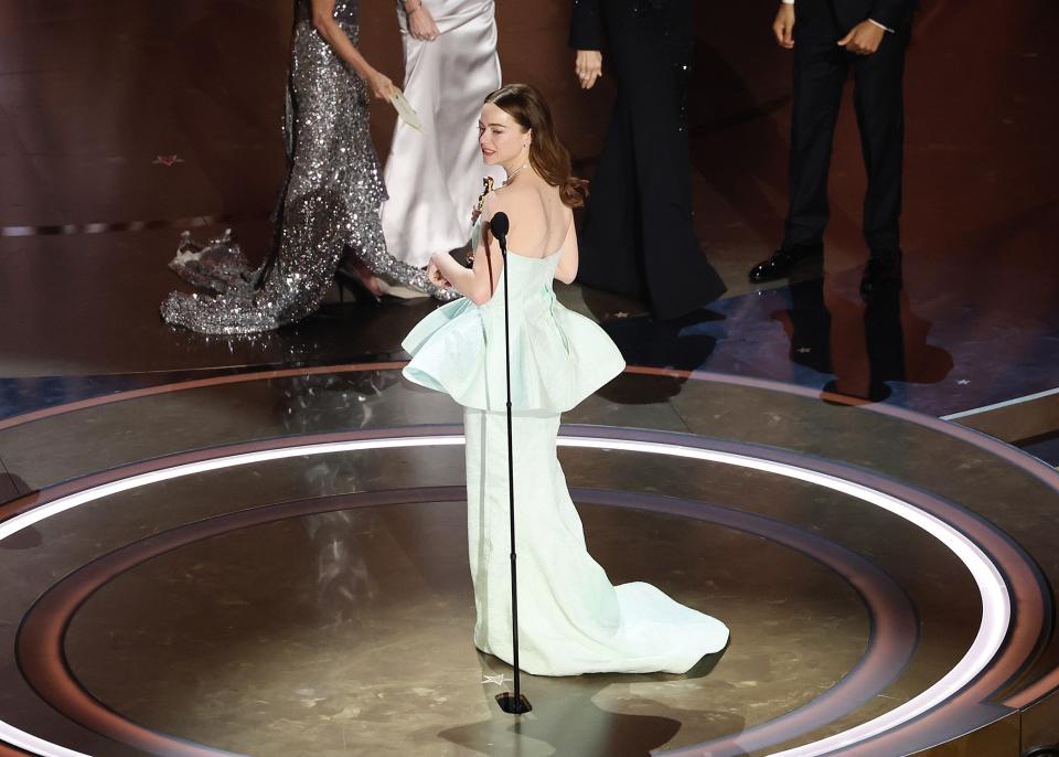 Emma Stone Ripped Her Dress Right Before Her Best Actress Speech at the