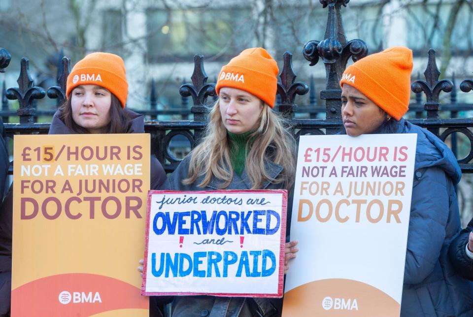 London, England, UK. 3rd Jan, 2024. Junior doctors are seen at the picket line outside St Thomas' Hospital as they begin 6 day strike in England. (Credit Image: © Tayfun Salci/ZUMA Press Wire) EDITORIAL USAGE ONLY! Not for Commercial USAGE! Credit: ZUMA Press, Inc./Alamy Live News