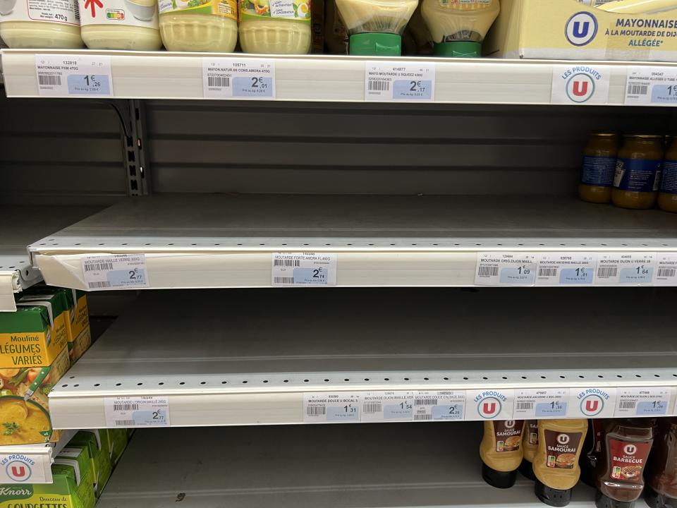 Rayon vide, pénurie de moutarde dans un supermarché Super U le 14 juin 2022. (Photo by Francois LOCHON/Gamma-Rapho via Getty Images)