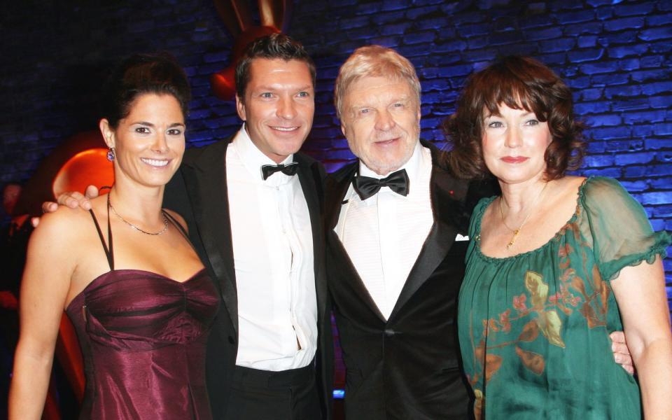 Seltenes Familientreffen: Hardy Krüger (zweiter von rechts) mit Ehefrau Anita, Sohn Hardy Krüger Jr. und dessen Ehefrau Kathrin 2008 bei der 60. "Bambi"-Verleihung in Offenburg. (Bild: Franziska Krug/Getty Images)