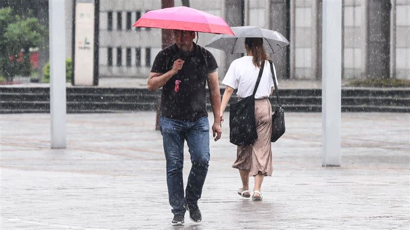 鋒面加冷空氣今日南下，北台灣氣溫驟降轉雨，19度降至13度。 （示意圖／資料照）