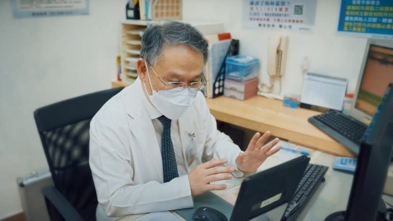 新北市醫師公會理事長顏鴻順給予確診者醫療照護。（圖／新北市衛生局提供）