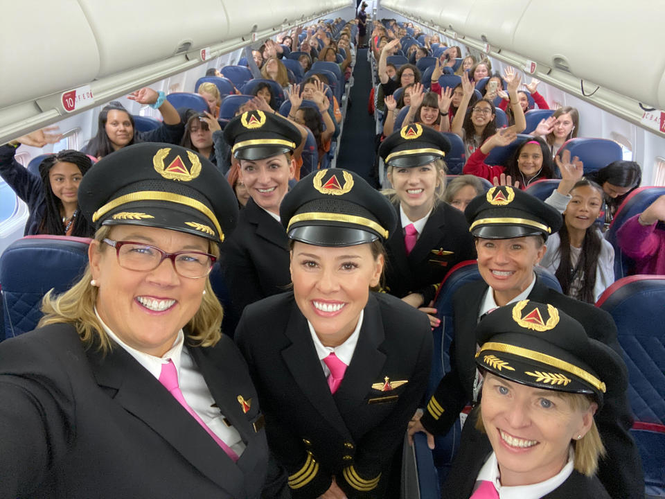 Bei Delta Airlines war Girl Power angesagt: Pilotinnen und eine vollständig weibliche Besatzung zeigte Mädchen und jungen Frauen, wo ihre berufliche Zukunft liegen könnte (Bild: Delta Airlines)