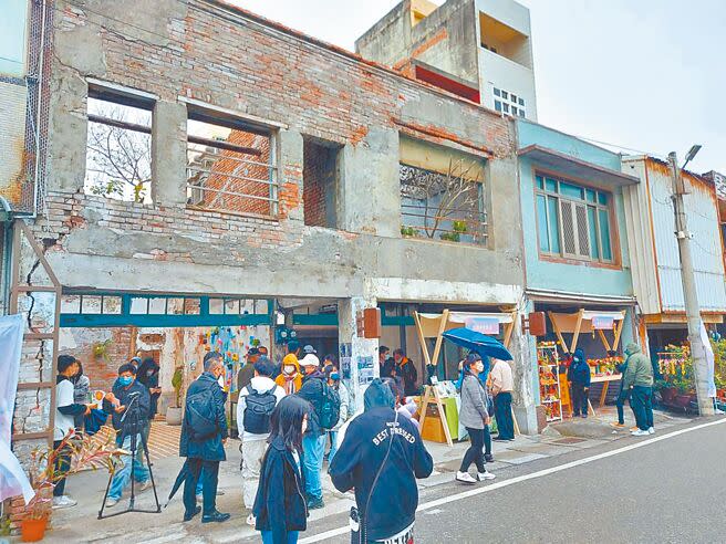 雲林縣政府積極推動「打造幸福61公路」發展沿海觀光產業，台西是重點鄉鎮之一，加上中山老街的社區營造，可望帶動觀光與人文發展，結合綠能與觀光願景，讓台西人開始看見翻轉重現活力的契機。圖為中山老街再造成果展，吸引大批遊客前來感受「台西第一街」早年風華。（本報資料照片）