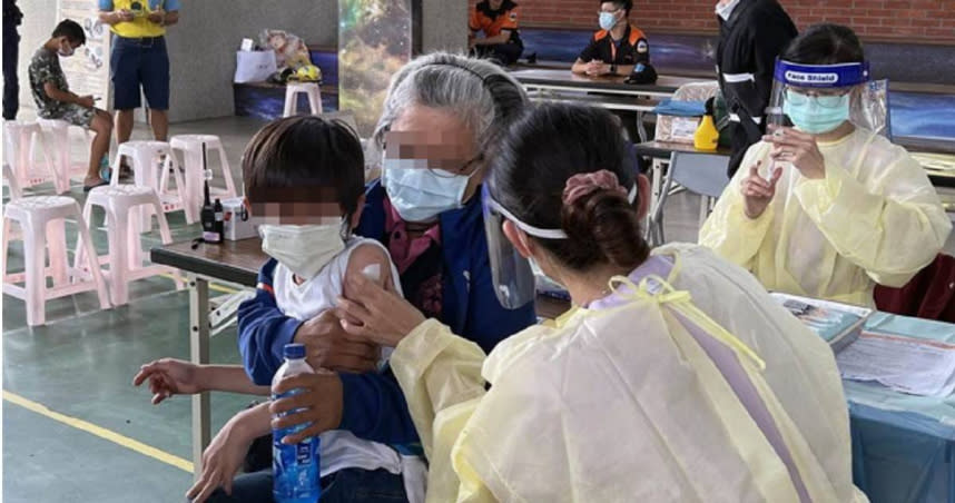 台北市立聯合醫院中興院區醫師姜冠宇指出，如果要敞開國門，4歲以下兒童施打疫苗是必須考慮的。（示意圖／報系資料照）