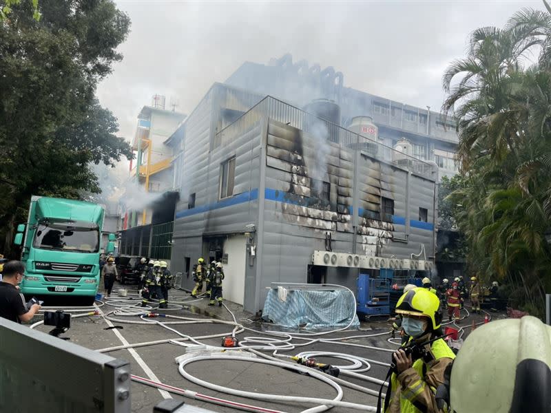 大同大學實驗室因堆放大量毒品原料，火警發生後全面燃燒。（圖／翻攝畫面）