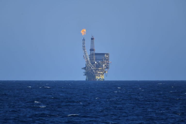 25/02/2022 Una plataforma de gas y petróleo frente a la costa de Libia en el Mediterráneo Central en la zona de Bahr Essalam Gas Field y Bouri Oilfiield, a 25 de febrero de 2022, en Libia.  Estás plataformas de Gas Natural conectan el suministro energético desde la costa  de Libia y la Isla de Sicilia en Italia. Acogidas a convenios con el gobierno italiano se inauguraron en el 2004 por Gadafi y Berlusconi y serán imprescindibles para el tránsito de gas desde el norte de África y Europa, debido al posible corte de suministro del gas ruso por la guerra en Ucrania. POLITICA Antonio Sempere - Europa Press