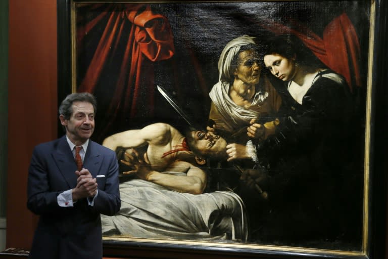 O especialista francês Eric Turquin, em abril de 2016 em Paris, frente a uma pintura apresentada como obra de Caravaggio, que alguns especialistas argumentavam que se tratava de uma cópia