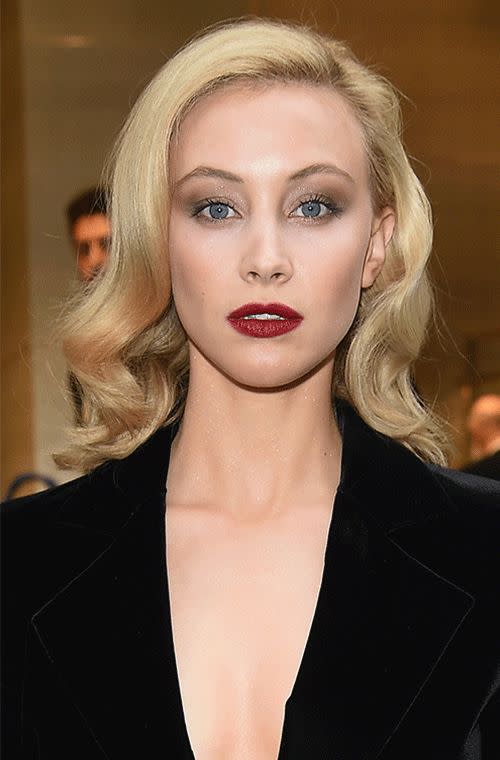 Gadon at the Giorgio Armani 40th Anniversary reception looked absolutely ravishing. We love her soft, deep red lips, her glowing dewy skin and those glittery, smoky lids. Faultless are her lightly lined eyes and black matchstick lashes.