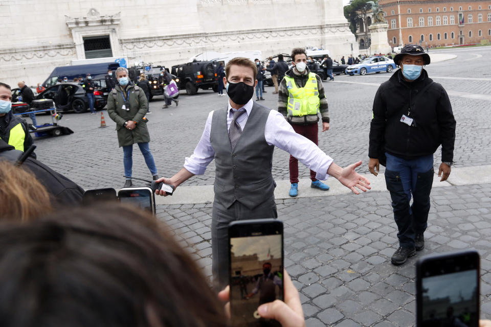  Actor Tom Cruise talking and making selfie with his fans during a pause on the set of the film Mission Impossible 7 in Piazza Venezia, just in front of the Victor Emmanuel II Monument (Tomb of the Unknown Soldier). Rome (Italy), November 29th 2020 Photo Samantha Zucchi /Insidefoto/Sipa USA) 