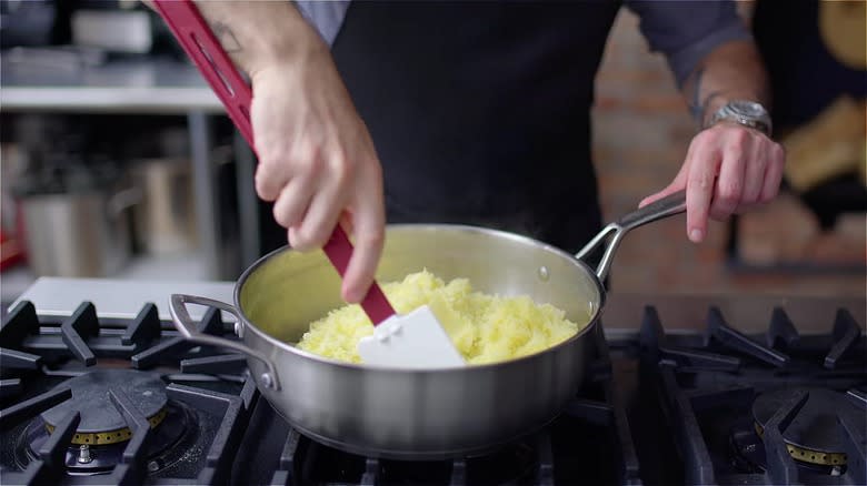 Drying mashed potatoes in saucepan