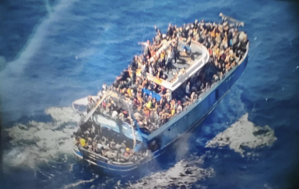 En esta imagen sin fecha, distribuida por la Guardia Costera de Grecia el 14 de junio de 2023, decenas de personas cubren prácticamente todo el espacio libre en la cubierta de un barco pesquero que luego naufragó y se hundió frente a la costa sur de Grecia. (Guardia Costera de Grecia vía AP)